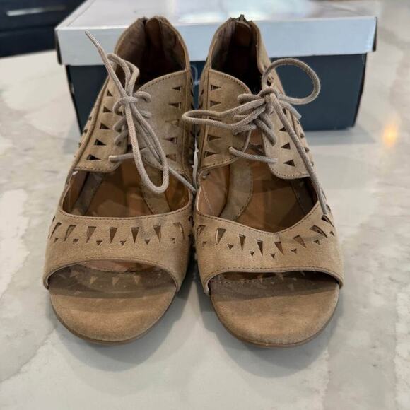 Jaclyn Smith Effie Taupe Lace Up Back Zip Wedge Sandals Women's 7M Tan Summer - Picture 4 of 9